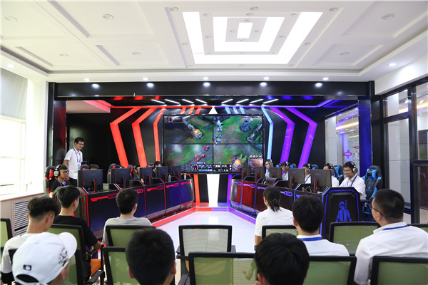 师生电子竞技友谊对抗，英雄剑舞，谁与争锋?