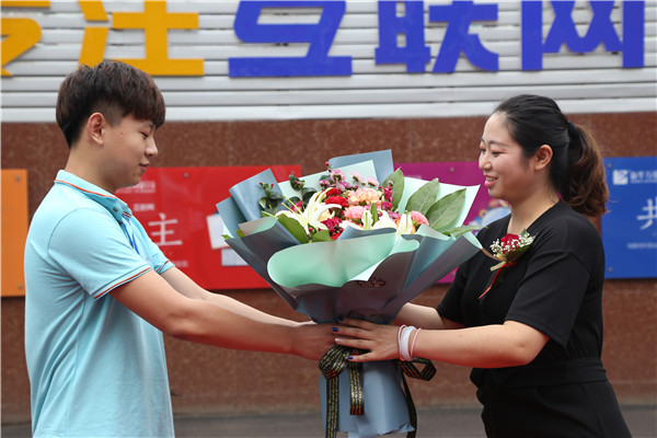 学子给刘总送花