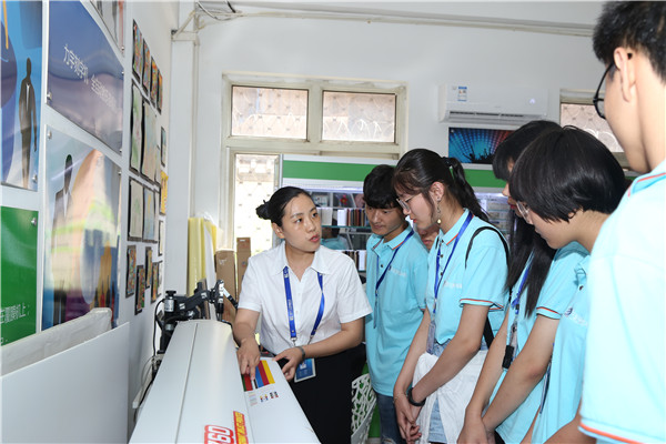 李老师教学生使用输出设备