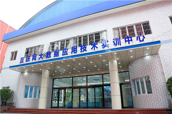 一個學校的實訓設備是這樣，你還怕學不到技術嗎？