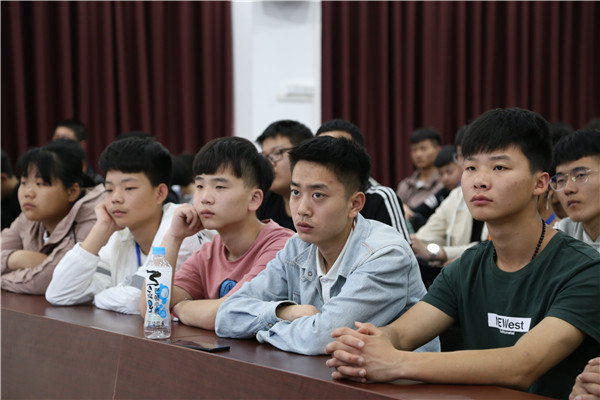 学生认真听讲
