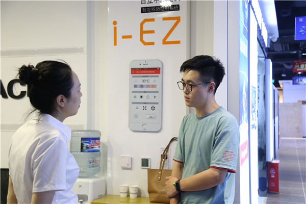 就业老师与学生交流