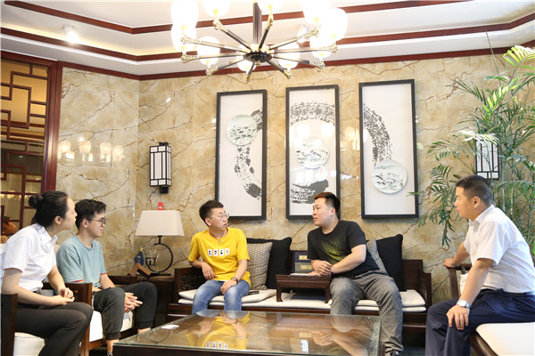 与毕业生交流