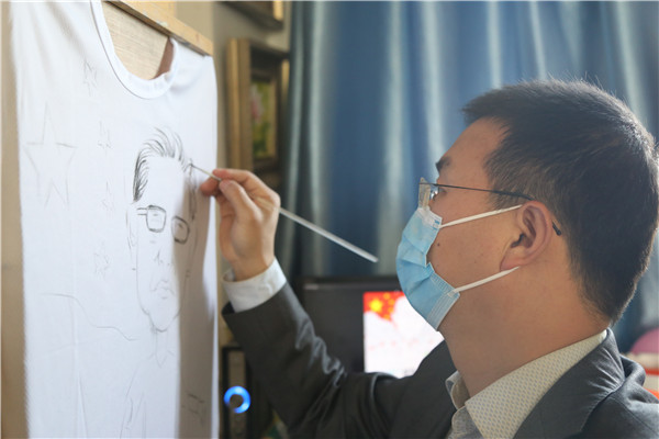 高老师认真作画