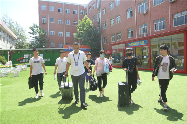 班主任带学生到宿舍