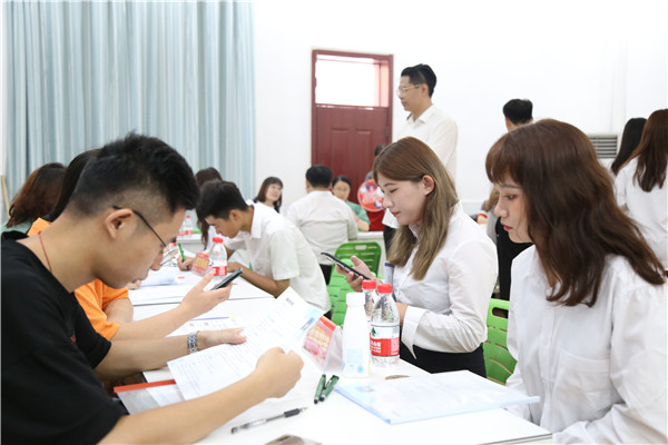 毕业生应聘企业