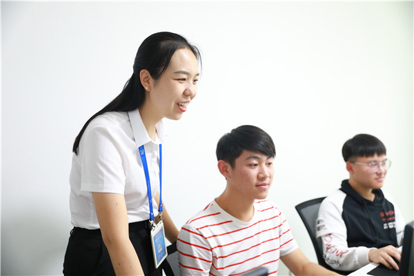 与毕业生交流