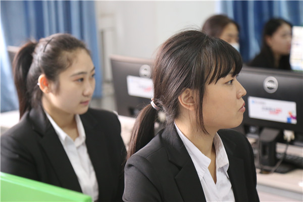 学生认真听讲