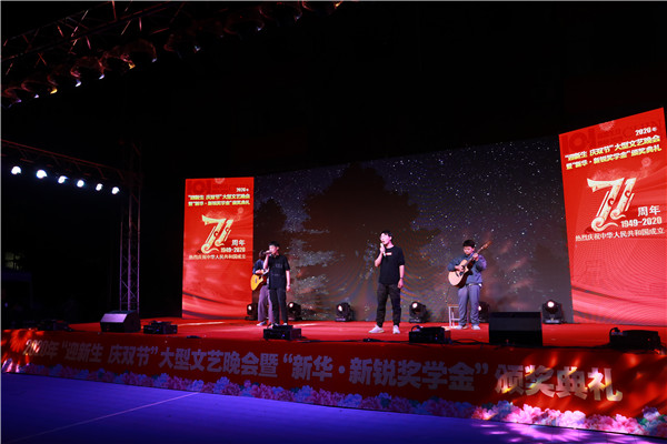 弹唱表演