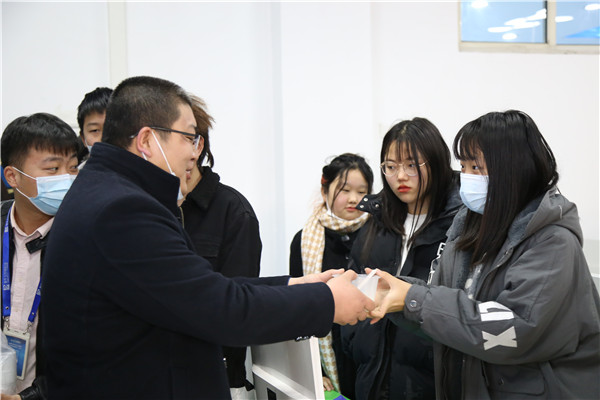 老师为学生送元宵