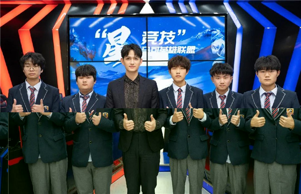 马可和新华学生合影